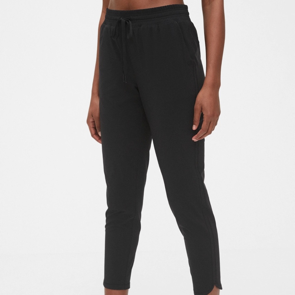 NWT Gap Runaround Tapered Pant (joggers)